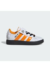 Buty Adidas Star Wars Grand Court 2.0 Children. Kolor: biały, wielokolorowy, pomarańczowy, czarny. Wzór: motyw z bajki. Sport: tenis