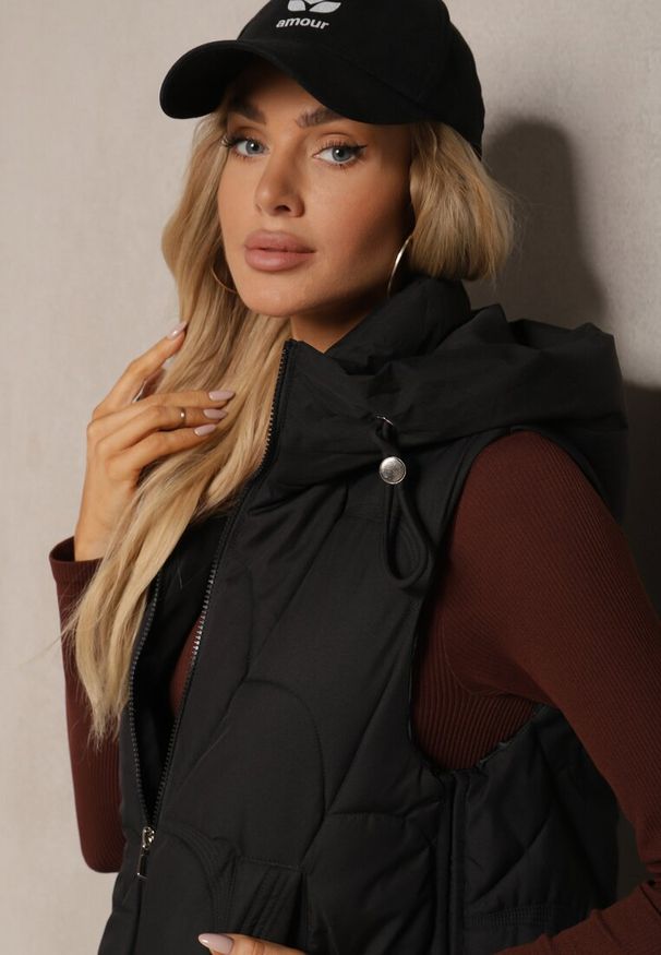 Renee - Czarna Kamizelka z Sorony z Kapturem i Kieszeniami z Pikowanym Przeszyciem Nairora. Okazja: na co dzień. Typ kołnierza: kaptur. Kolor: czarny. Materiał: jeans. Styl: wizytowy, klasyczny, elegancki, casual