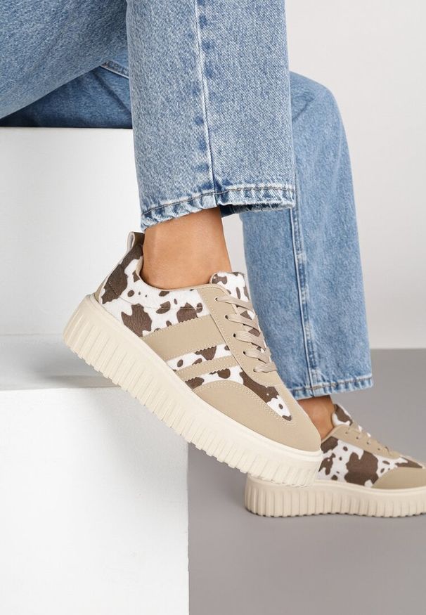 Renee - Czarno-Białe Sneakersy na Tłoczonej Platformie z Paskami Rilasena. Okazja: na co dzień. Zapięcie: pasek. Kolor: czarny. Wzór: paski. Obcas: na platformie