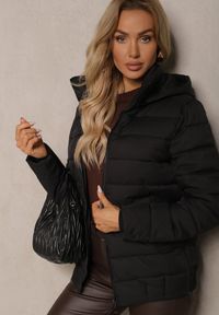 Renee - Czarna Kurtka z Pikowanymi Przeszyciami z Odpinanym Kapturem i Ściągaczem w Talii Sintavia. Okazja: na co dzień. Kolor: czarny. Materiał: jeans. Styl: casual