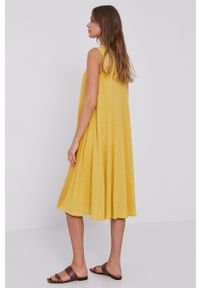 MAX&Co. Sukienka kolor żółty mini prosta. Okazja: na co dzień. Kolor: żółty. Materiał: tkanina, dzianina. Długość rękawa: na ramiączkach. Wzór: gładki. Typ sukienki: proste. Styl: casual. Długość: mini #5