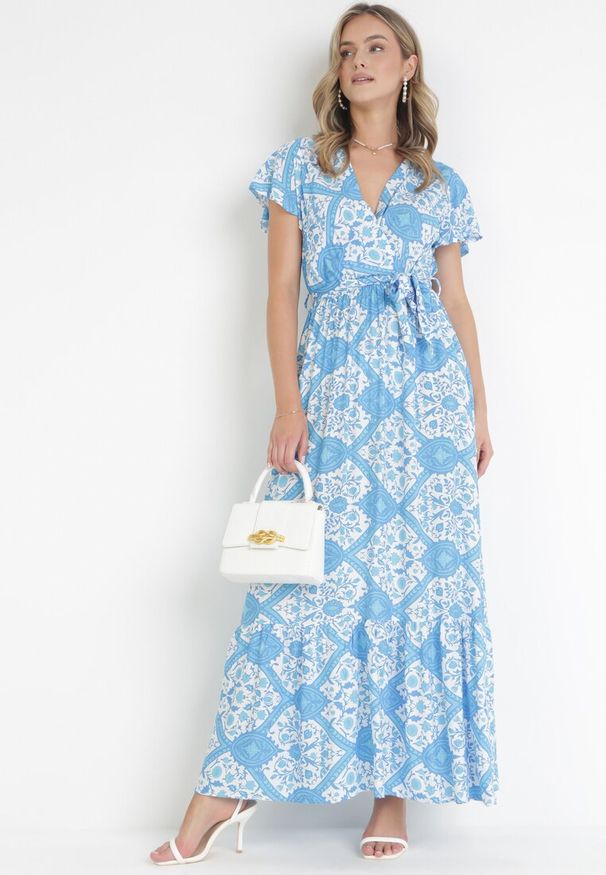 Born2be - Niebieska Rozkloszowana Sukienka Maxi z Wiązanym Paskiem Aziza. Typ kołnierza: dekolt kopertowy. Kolor: niebieski. Materiał: bawełna, tkanina. Typ sukienki: kopertowe. Długość: maxi