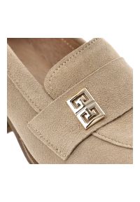 Półbuty damskie Armodo, cholewka ze skóry naturalnej zamszowej wsuwany fason z zabudowanym przodem, beżowe, 20207. Okazja: na co dzień. Kolor: beżowy. Materiał: skóra, zamsz. Szerokość cholewki: normalna. Wzór: aplikacja. Obcas: na obcasie. Styl: casual, klasyczny, elegancki. Wysokość obcasa: średni #6