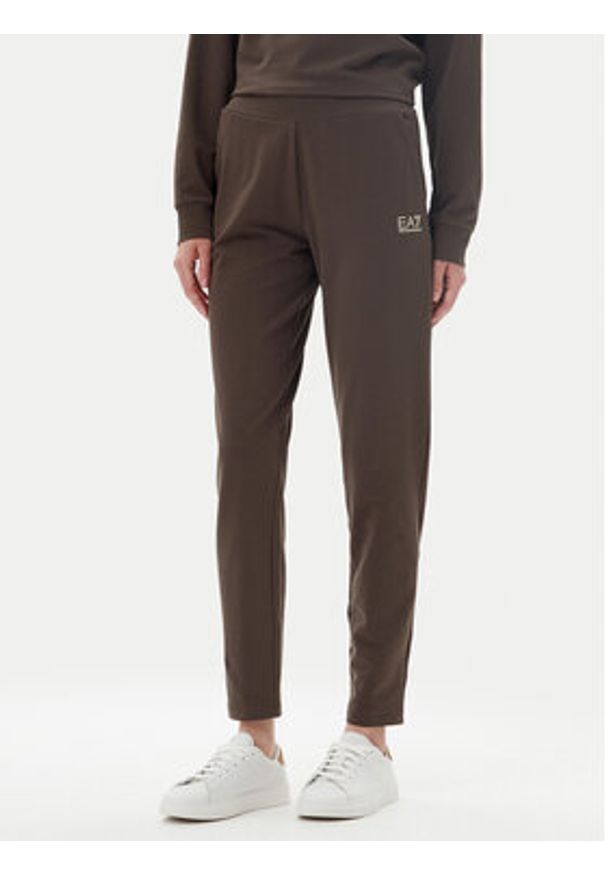 EA7 Emporio Armani Dres 7W000115 AF13135 U6139 Brązowy Regular Fit. Kolor: brązowy. Materiał: bawełna