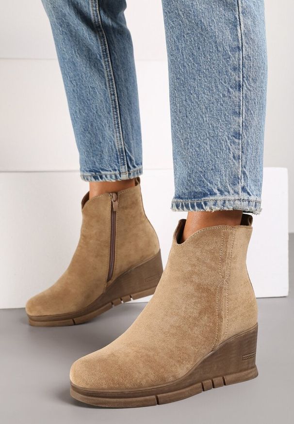 Renee - Ciemnobeżowe Casualowe Botki na Koturnie z Ociepleniem Etteora. Okazja: na co dzień. Kolor: beżowy. Materiał: jeans. Obcas: na koturnie. Styl: casual