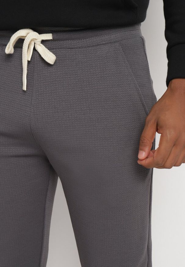 Born2be - Ciemnoszare Spodnie Dresowe z Bawełną i Sznurkami Arlania. Okazja: na co dzień, na spacer. Kolor: szary. Materiał: dresówka, bawełna. Styl: klasyczny, casual