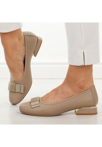 Beżowe skórzane czółenka damskie na obcasie M.Daszyński Ol37-2. Okazja: na co dzień, na spotkanie biznesowe. Nosek buta: okrągły. Kolor: beżowy. Szerokość cholewki: normalna. Wzór: aplikacja. Materiał: skóra. Sezon: wiosna, jesień, lato. Obcas: na obcasie. Styl: casual, biznesowy, elegancki, klasyczny. Wysokość obcasa: niski #1