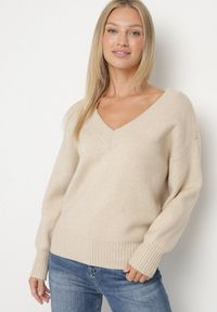 Born2be - Beżowy Sweter z Kaszmirem z Dekoltem w Serek Plenae. Okazja: na co dzień. Typ kołnierza: dekolt w serek. Kolor: beżowy. Materiał: kaszmir. Styl: klasyczny, casual, elegancki #4