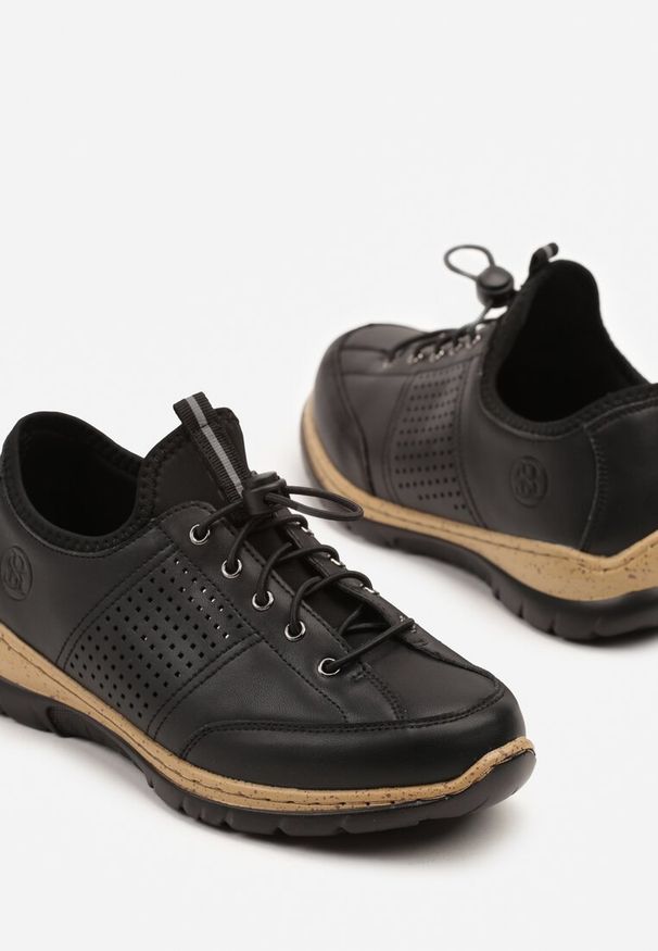 Born2be - Czarne Sneakersy ze Skóry Naturalnej z Perforacją Morozi. Okazja: na co dzień. Kolor: czarny. Materiał: skóra