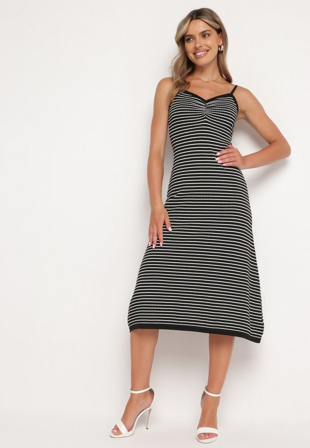 Born2be - Czarno-Biała Sukienka na Regulowanych Ramiączkach z Marszczonym Dekoltem w Paski Fialea. Okazja: na co dzień, na randkę. Typ kołnierza: dekolt w serek. Kolor: czarny. Długość rękawa: na ramiączkach. Wzór: paski. Styl: casual, elegancki, klasyczny