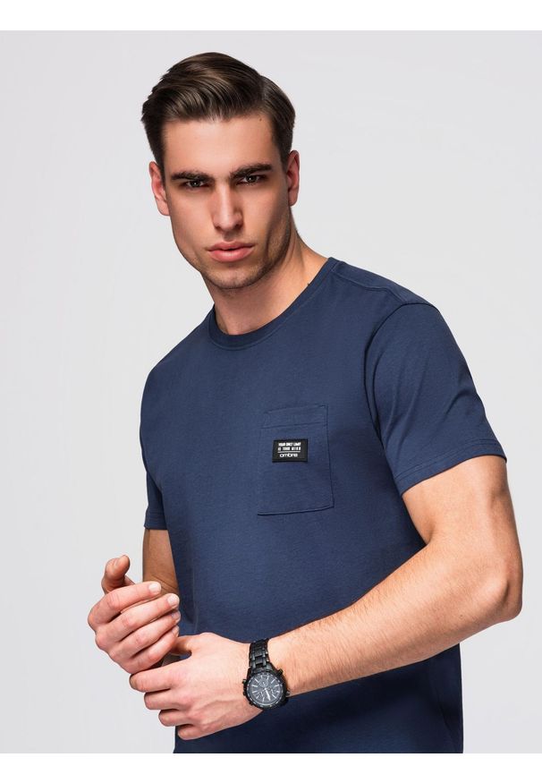 Ombre Clothing - Casualowy t-shirt męski z naszywką na kieszeni – granatowy V10 - Rozmiar: XXL. Okazja: na co dzień. Kolor: niebieski. Materiał: skóra, bawełna, guma, jersey. Wzór: aplikacja. Styl: casual