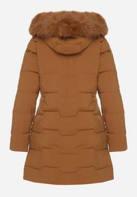 Born2be - Brązowa Taliowana Kurtka z Pikowanymi Przeszyciami i Kapturem z Futrem Mundria. Okazja: na co dzień. Kolor: brązowy. Materiał: futro. Styl: elegancki, casual, klasyczny #4