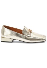 Półbuty damskie S.Barski, cholewka skóra naturalna metalizowana niski fason zaokrąglony nosek ozdobny metalowy element na podbiciu stabilny obcas blo. Kolor: złoty. Materiał: skóra. Szerokość cholewki: normalna. Obcas: na obcasie. Wysokość obcasa: średni #4