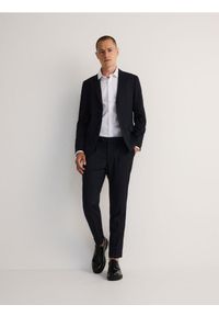 Reserved - Spodnie slim fit w paski - granatowy. Kolor: niebieski. Materiał: wiskoza, tkanina. Wzór: paski #1