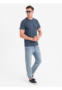 Ombre Clothing - Męska koszulka dzianinowa z nadrukiem full print – granatowa V1 - Rozmiar: M. Okazja: na co dzień. Kolor: niebieski. Materiał: dzianina. Długość rękawa: krótki rękaw. Długość: krótkie. Wzór: nadruk. Styl: klasyczny, casual #7
