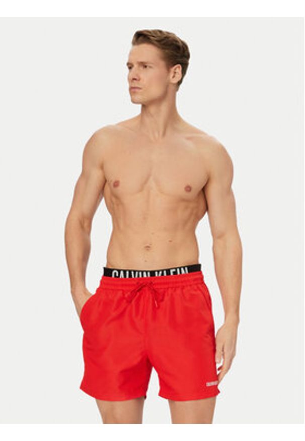 Calvin Klein Swimwear Szorty kąpielowe LV00N61015 Czerwony ciemny Regular Fit. Kolor: czerwony. Materiał: syntetyk