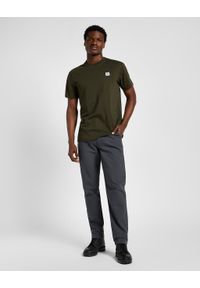 Lee - LEE MĘSKIE SPODNIE MATERIAŁOWE RELAXED WORKWEAR CHINO DARK MUTE GRAY 112355785 L78K008531. Materiał: materiał