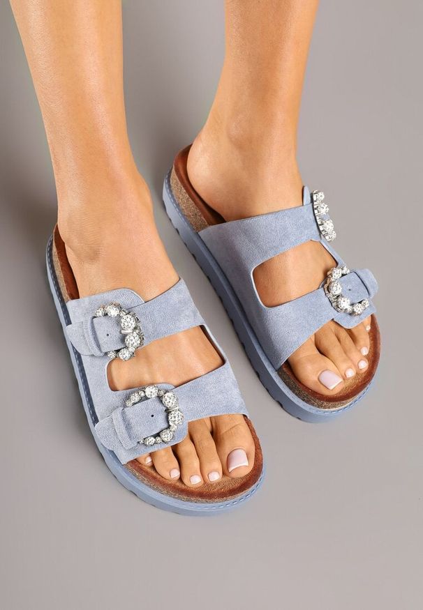 Born2be - Niebieskie Klapki na Grubej Korkowej Podeszwie z Cyrkoniami Sellio. Okazja: na co dzień. Kolor: niebieski. Wzór: aplikacja. Sezon: lato. Styl: elegancki, casual