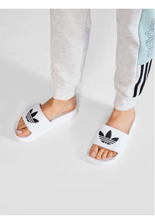 Adidas - adidas Klapki Adilette Lite FU8297 Biały. Kolor: biały. Materiał: skóra