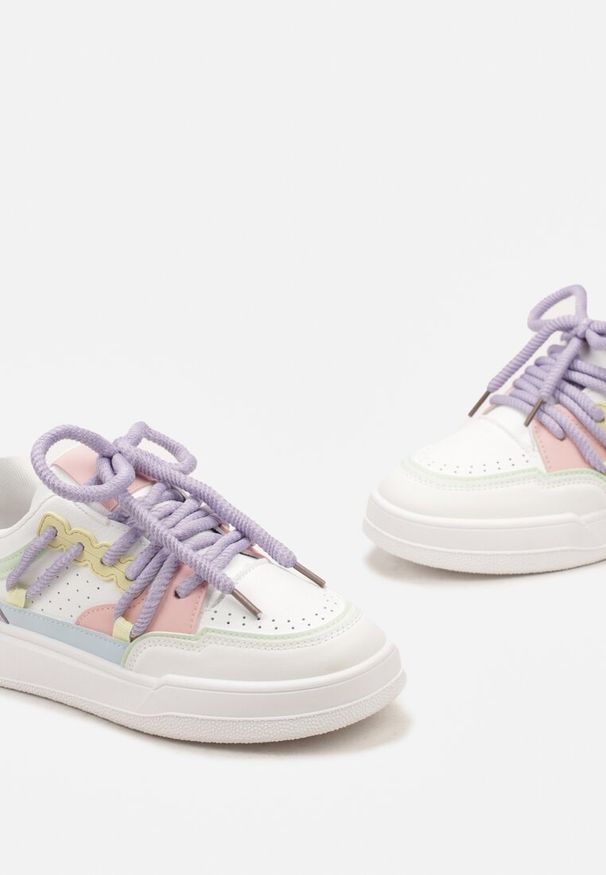 Renee - Biało-Fioletowe Sneakersy Sylvena. Nosek buta: okrągły. Zapięcie: sznurówki. Kolor: biały. Materiał: materiał. Obcas: na obcasie. Wysokość obcasa: niski