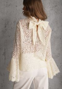 Renee - Beżowa Koronkowa Bluzka Wiskozowa z Bawełną Ozdobiona Wiązaniem Diomopis. Kolor: beżowy. Materiał: wiskoza, bawełna, koronka. Wzór: aplikacja #2