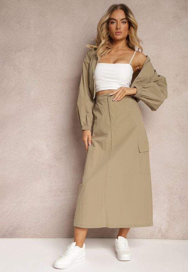 Renee - Ciemnozielony Casualowy Komplet 2-Częściowy Rozpinana Bluza i Spódnica z Kieszeniami na Klapy Lennira. Kolor: zielony