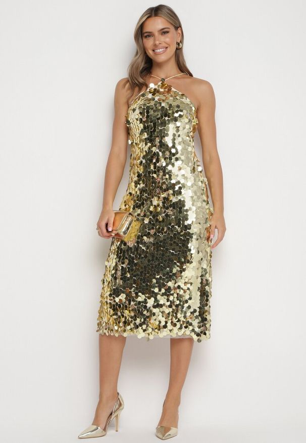 Born2be - Złota Asymetryczna Sukienka Bogato Zdobiona Cekinami z Wiązaniem na Plecach Lericie. Kolor: złoty. Wzór: aplikacja. Typ sukienki: asymetryczne