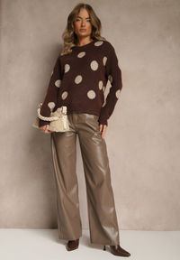 Renee - Brązowy Sweter z Wełną o Prostym Kroju w Grochy Fenilevia. Kolor: brązowy. Materiał: wełna. Długość rękawa: długi rękaw. Długość: długie. Wzór: grochy