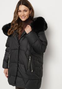 Born2be - Czarna Pikowana Kurtka o Pudełkowym Kroju z Odpinanym Futerkiem i Ozdobnym Suwakiem Hedilina. Okazja: na co dzień, na spacer. Kolor: czarny. Materiał: futro. Styl: casual, elegancki #6
