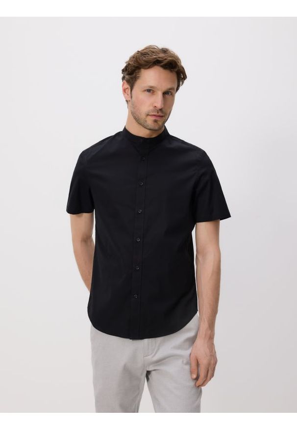 Reserved - Koszula slim fit ze stójką - czarny. Typ kołnierza: kołnierzyk stójkowy. Kolor: czarny. Materiał: bawełna, tkanina