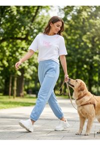 Sinsay - Bawełniana koszulka z haftowanym napisem - kremowy. Kolor: kremowy. Materiał: bawełna. Wzór: napisy, haft