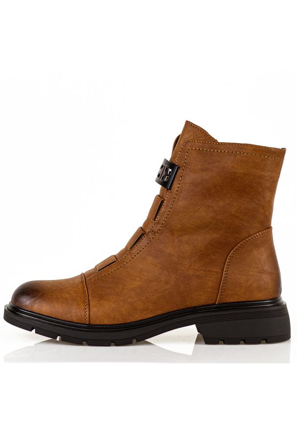 Camelowe botki damskie M.Daszyński 2501-9. Okazja: na co dzień. Nosek buta: okrągły. Zapięcie: zamek. Materiał: skóra. Wzór: aplikacja. Sezon: zima, jesień. Obcas: na obcasie. Styl: casual, elegancki