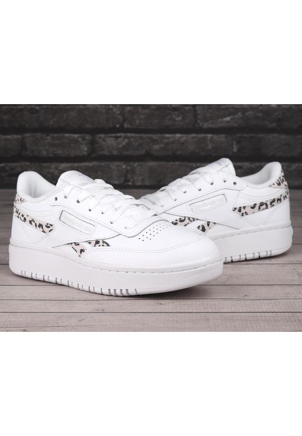 Buty do chodzenia damskie Reebok Club C Double Revenge. Zapięcie: sznurówki. Kolor: biały. Materiał: tkanina, skóra, materiał, syntetyk. Szerokość cholewki: normalna. Model: Reebok Club. Sport: turystyka piesza