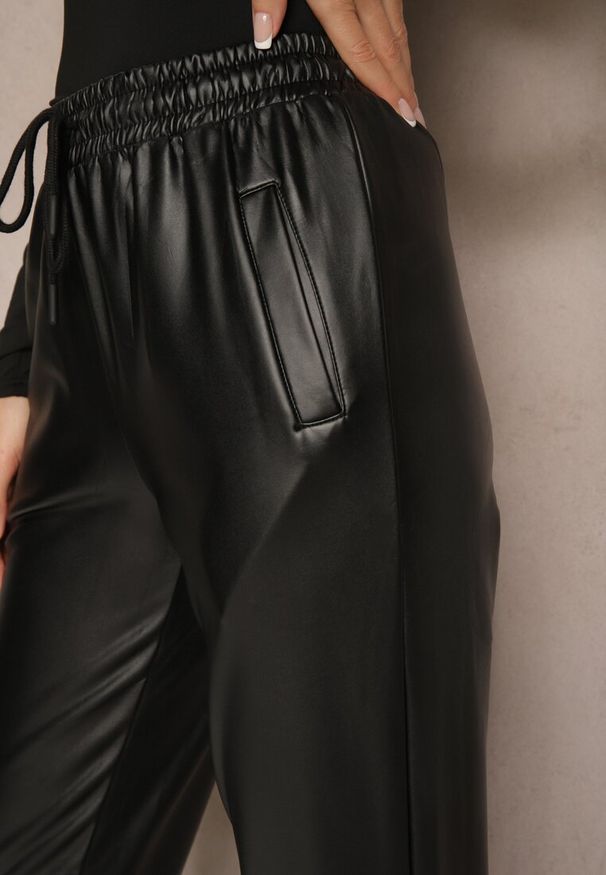 Renee - Czarne Spodnie High Waist z Ekoskóry w Gumką w Talii Esaleira. Okazja: na co dzień. Stan: podwyższony. Kolor: czarny. Styl: casual, elegancki