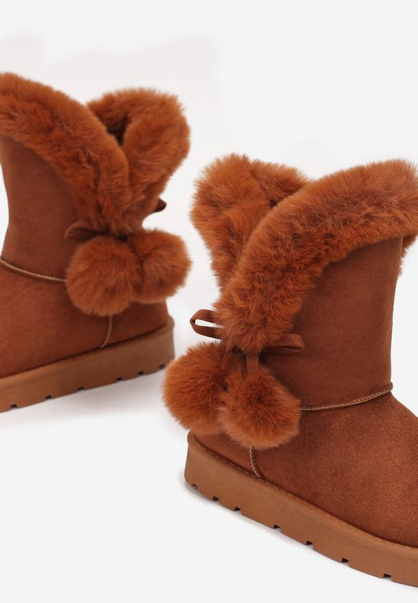 Renee - Brązowe Śniegowce z Futerkiem i Pomponami Teido. Okazja: na co dzień. Kolor: brązowy. Materiał: futro. Styl: casual