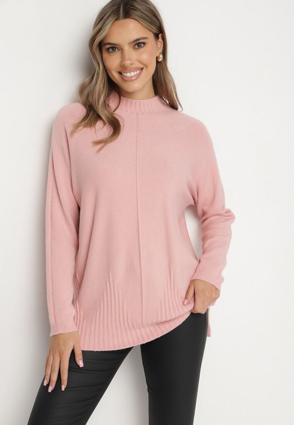 Born2be - Jasnoróżowy Sweter z Półgolfem z Prążkowanej Dzianiny z Wycięciami po Bokach Rerivra. Kolor: różowy. Materiał: dzianina, prążkowany. Styl: wizytowy, elegancki