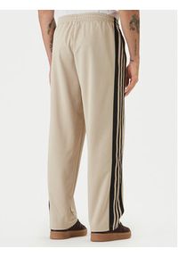Adidas - adidas Spodnie dresowe KE0116 Beżowy Loose Fit. Kolor: beżowy. Materiał: syntetyk #3