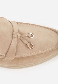 Renee - Ciemnobeżowe Mokasyny z Imitacji Zamszu Zdobione Zawieszką i Przeszyciem Aezoris. Okazja: na co dzień. Kolor: beżowy. Materiał: zamsz. Wzór: aplikacja. Styl: casual, elegancki #6