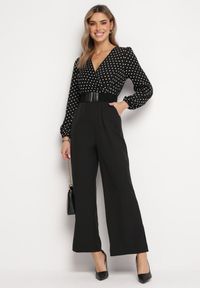 Born2be - Czarny Kombinezon z Paskiem i Kopertowym Dekoltem z Szeroką Nogawką Omera. Okazja: na co dzień. Kolor: czarny. Styl: casual #1