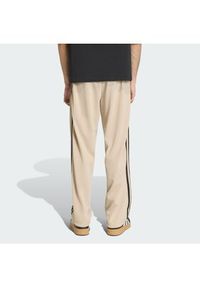 Adidas - adidas Spodnie dresowe Firebird KE6679 Beżowy Loose Fit. Kolor: beżowy. Materiał: syntetyk #3