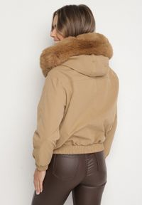 Born2be - Ciemnobeżowa Kurtka Bomberka z Futrzanym Obszyciem i Kapturem Rannasa. Okazja: na co dzień. Kolor: beżowy. Materiał: futro. Styl: casual #6