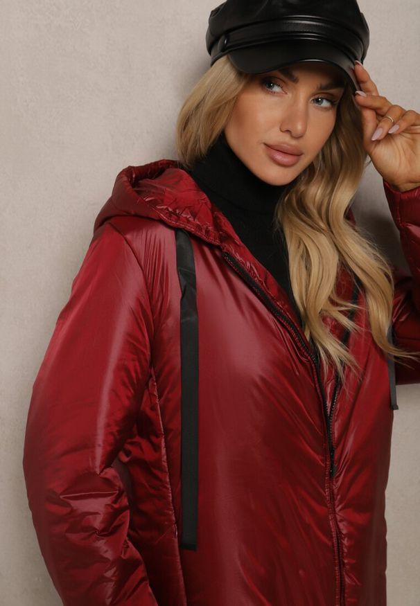 Renee - Bordowa Długa Kurtka o Prostym Kroju z Kapturem Ściągaczami i Kieszeniami Salenith. Typ kołnierza: kaptur. Kolor: czerwony. Materiał: jeans, wełna. Długość: długie. Sezon: zima