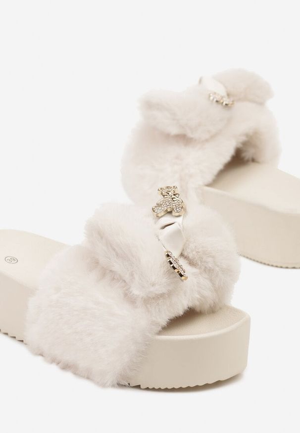 Born2be - Beżowe Futrzane Klapki na Platformie z Pianki Zdobione Kokardą Maivi. Okazja: na spacer. Kolor: beżowy. Materiał: futro. Wzór: aplikacja. Obcas: na platformie