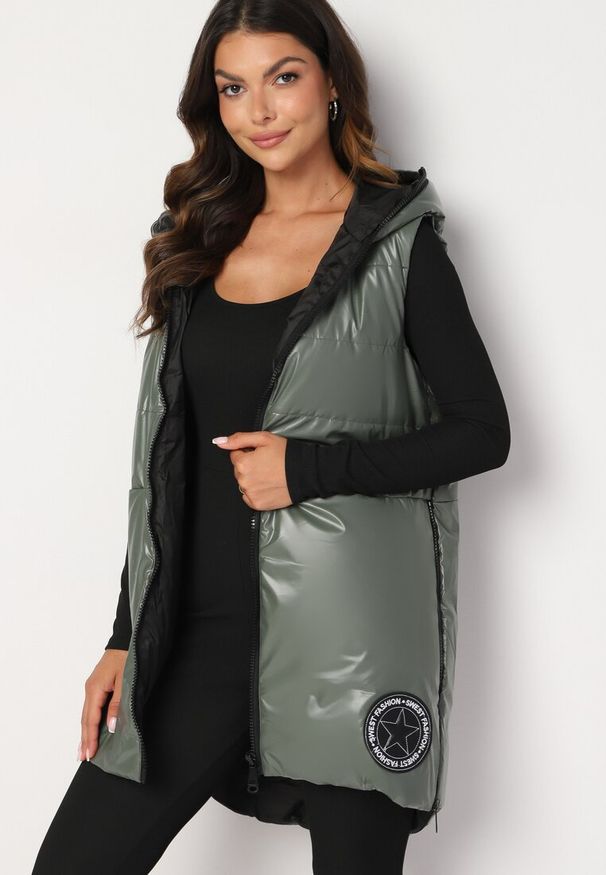 Born2be - Zielona Kamizelka Długa z Kapturem Ozdobiona Naszywką Zapinana na Napy Nevettea. Okazja: na co dzień. Typ kołnierza: kaptur. Kolor: zielony. Długość: długie. Wzór: aplikacja. Styl: casual, elegancki