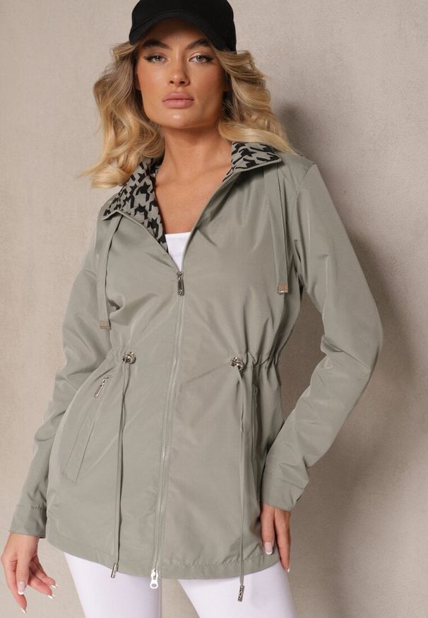 Renee - Ciemnozielona Kurtka w Stylu Parki ze Ściągaczem w Talii Arivienne. Okazja: na co dzień, do pracy, na spotkanie biznesowe. Kolor: zielony. Materiał: jeans. Styl: biznesowy, klasyczny, casual, elegancki