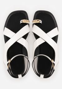 Renee - Białe Sandały w Stylu Japonek Ozdobione Metaliczną Aplikacją Carover. Okazja: na co dzień. Zapięcie: pasek. Kolor: biały. Wzór: aplikacja. Styl: casual, elegancki #4