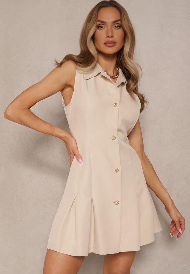 Renee - Beżowa Sukienka Koszulowa Ozdobiona Guzikami Rediure. Okazja: na co dzień. Kolor: beżowy. Wzór: aplikacja. Typ sukienki: koszulowe. Styl: klasyczny, casual, elegancki