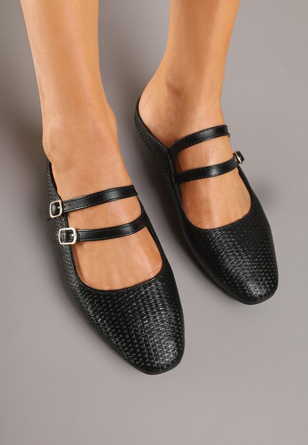 Renee - Czarne Klapki Balerinki Ozdobione Paseczkami Davissae. Okazja: na co dzień. Kolor: czarny. Materiał: jeans. Wzór: aplikacja. Obcas: na obcasie. Styl: klasyczny, elegancki, casual. Wysokość obcasa: średni