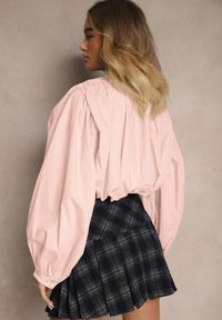 Renee - Różowa Bufiasta Koszula z Bawełny w Stylu Retro z Ozdobną Kokardą Frulla. Okazja: na co dzień. Typ kołnierza: kokarda. Kolor: różowy. Materiał: bawełna. Długość rękawa: długi rękaw. Długość: długie. Styl: retro #4