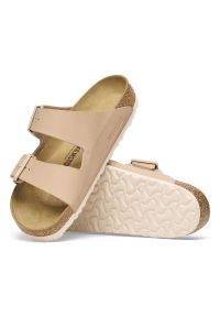 Klapki Birkenstock Arizona Bs 1027723 beżowy. Kolor: beżowy. Materiał: materiał, syntetyk, welur, skóra. Wzór: paski. Styl: retro #2